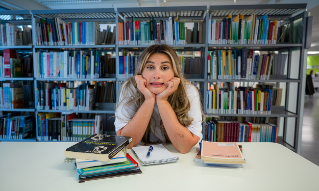 Connie Adelina Lunde er på biblioteket og leser.